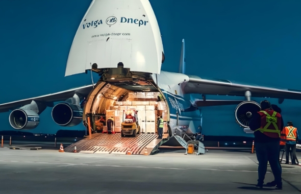 國(guó)際空運(yùn)物流企業(yè)應(yīng)加強(qiáng)國(guó)際合作與交流，共同推動(dòng)行業(yè)的健康發(fā)展